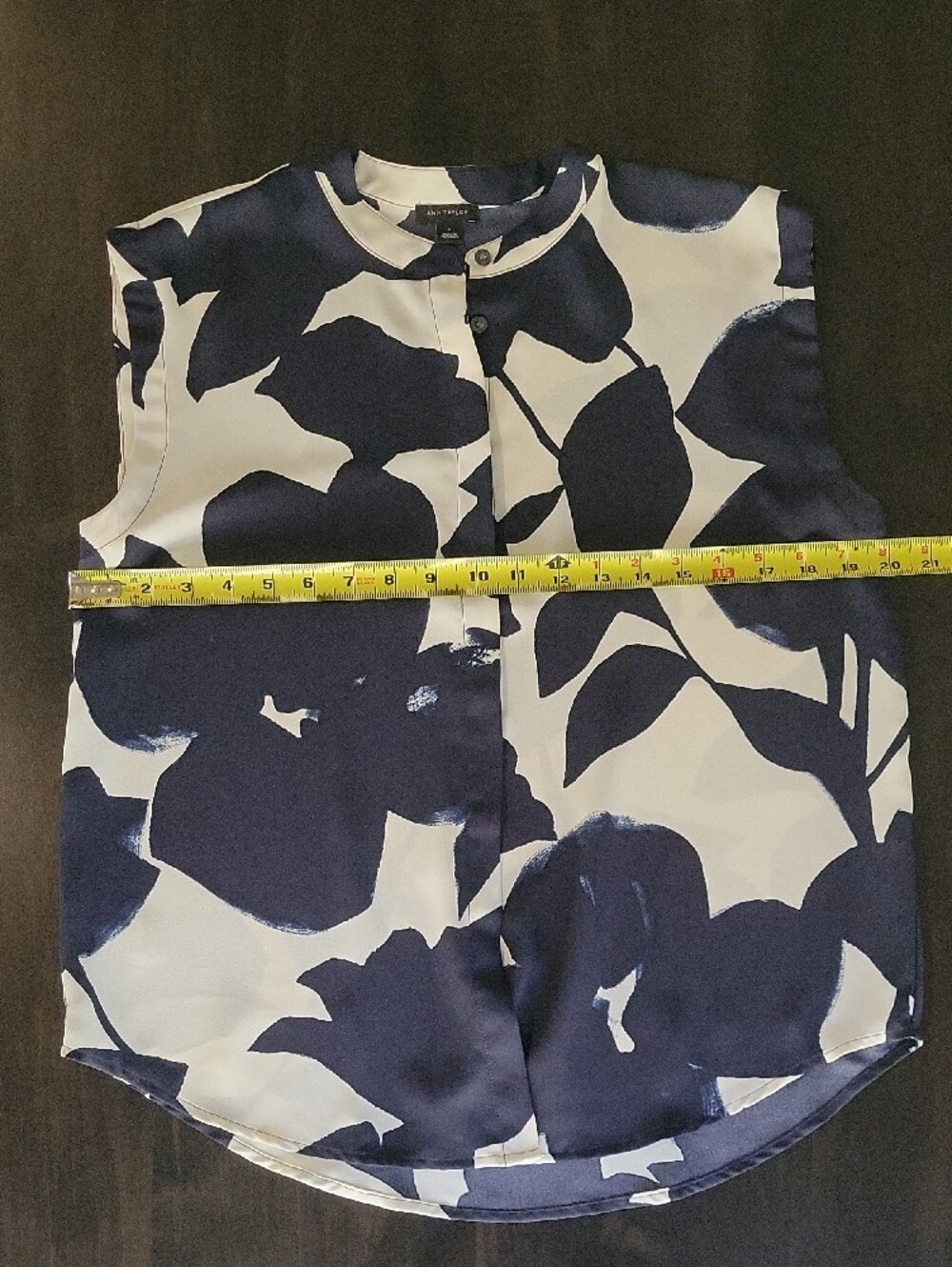 Ann Taylor Navy & Off White Bold Floral Sleeveless Blouse - Size Small - Picture 3 of 6